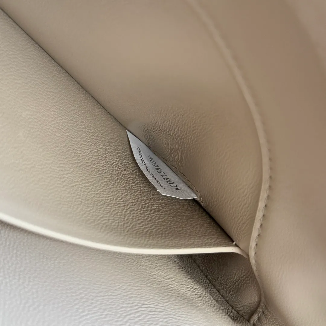 Batch 1660 BOTTEGA VENETA 2025 new product KNOT LOCK crossbody bag subverts the rigid lines of traditional tote bags, using drapey leather to create a three-dimensional silhouette that breathes. It has compartments and multiple card slots inside, making it a versatile commuter bag that can be used in various occasions. The details are full of exquisiteness, the casual retro color tone, and the upper body are full of elegance. Whether you are commuting or going out on the street, you can easily hold it. The two carrying methods of hand-carrying and long shoulder strap are very practical! At the same time, the shoulder strap is detachable, suitable for various dressing styles~ Whether it is a dinner party or daily commuting, it can be easily controlled and becomes your versatile tool❤️ Style number: 817191 Size: 25*16*5.5cm